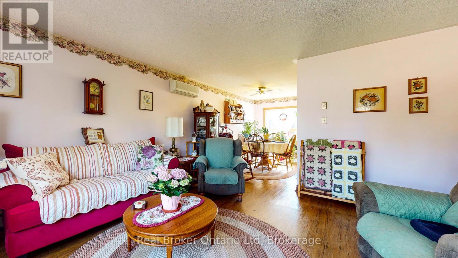 14 Seneca Crescent, Tiny, ON - Indoor Photo Showing Living Room