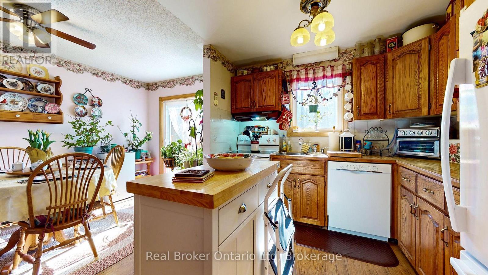 14 Seneca Crescent, Tiny, ON - Indoor Photo Showing Kitchen