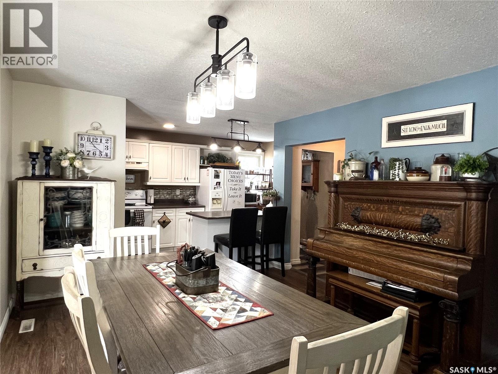113 2Nd Avenue Se, Dorintosh, SK - Indoor Photo Showing Dining Room