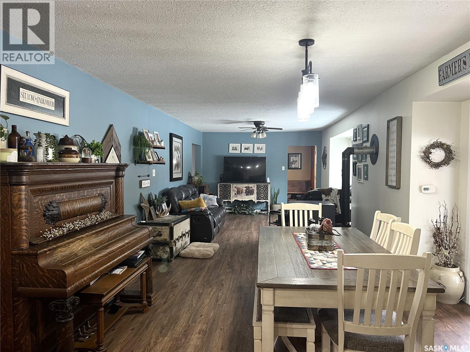 113 2Nd Avenue Se, Dorintosh, SK - Indoor Photo Showing Dining Room