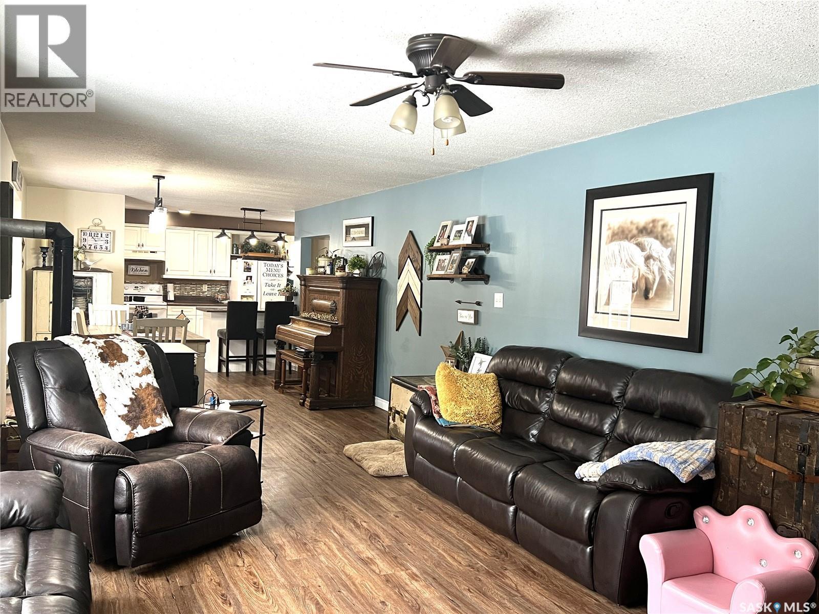113 2Nd Avenue Se, Dorintosh, SK - Indoor Photo Showing Living Room
