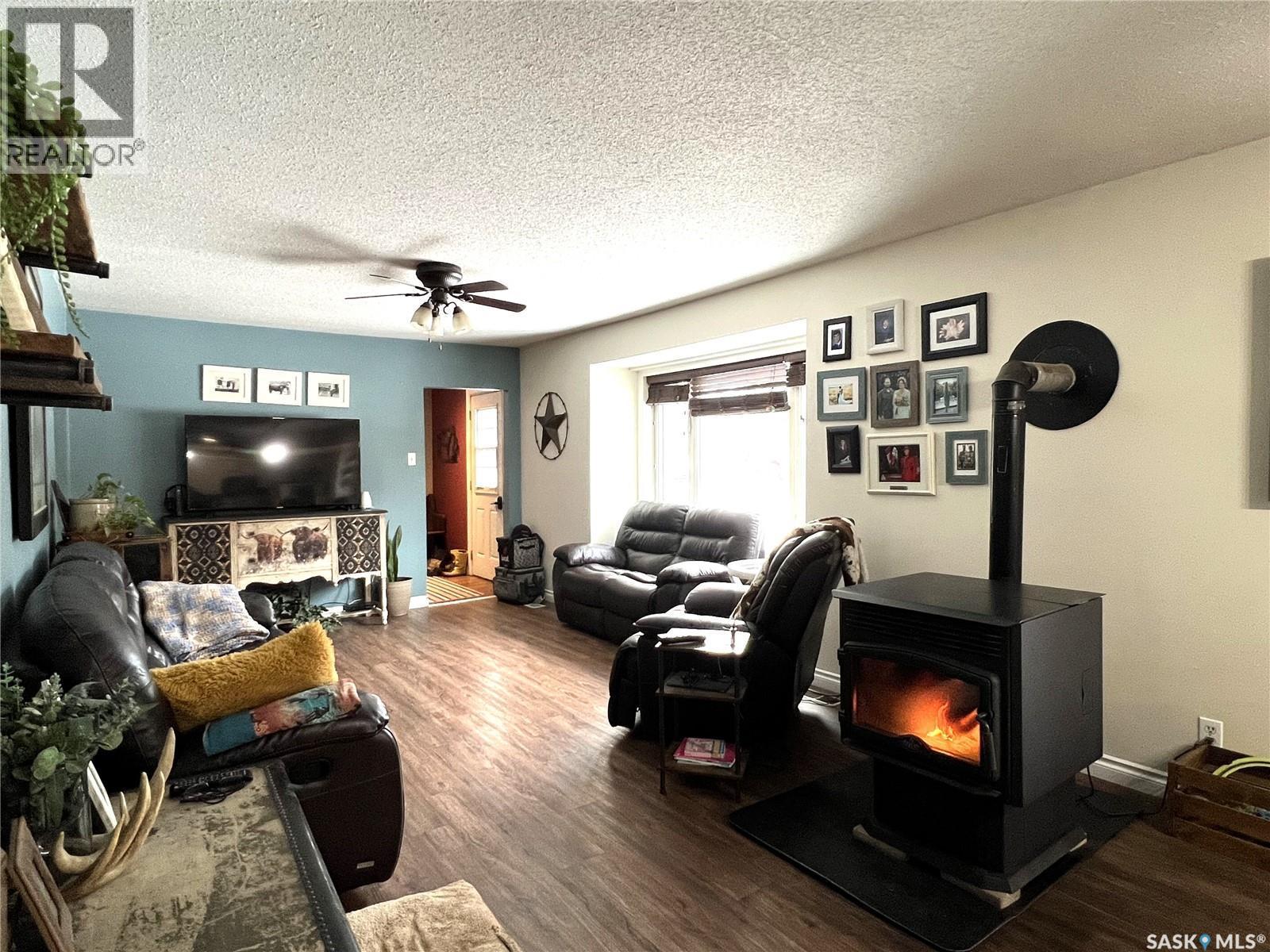 113 2Nd Avenue Se, Dorintosh, SK - Indoor Photo Showing Living Room