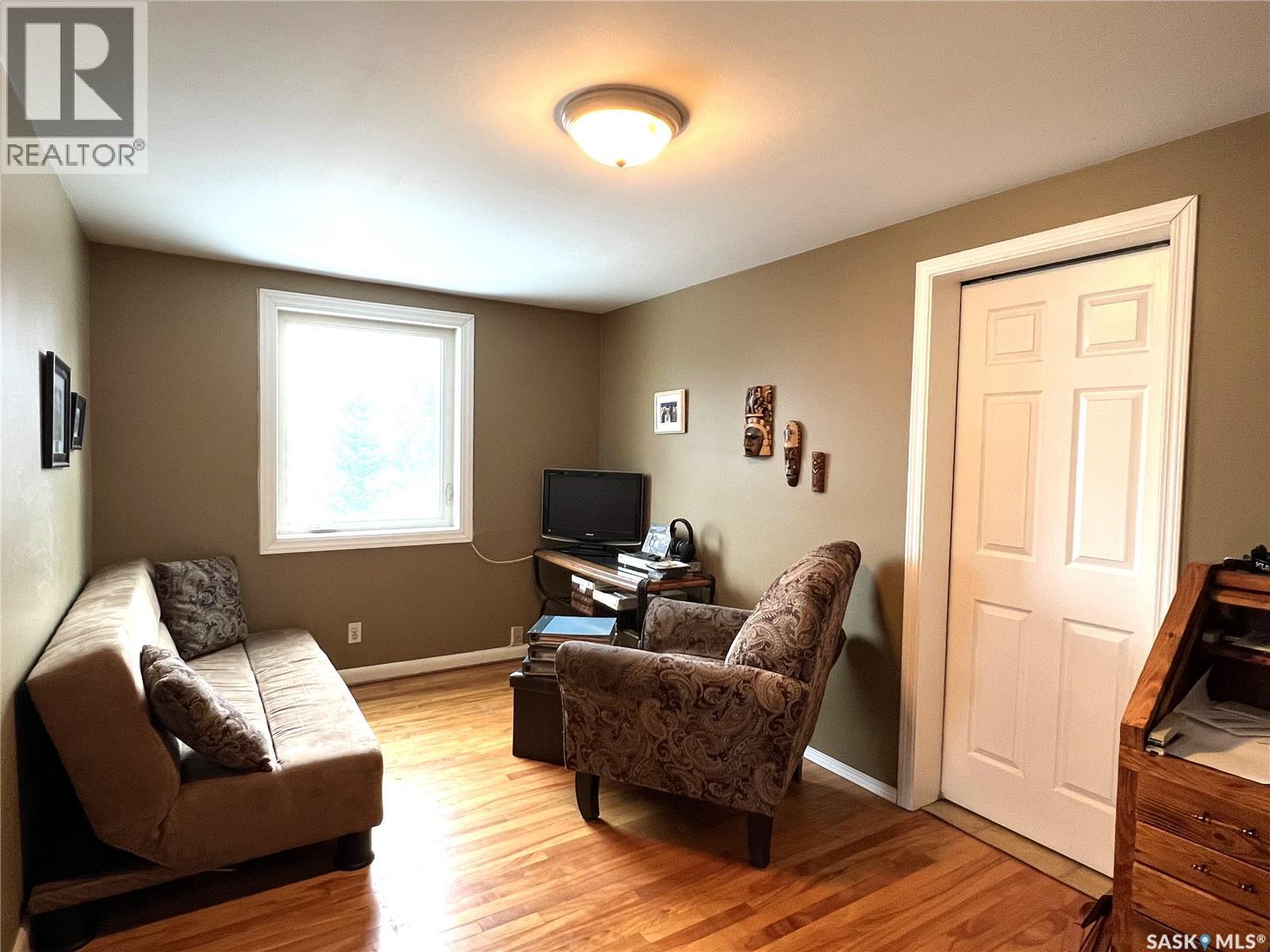 113 2Nd Avenue Se, Dorintosh, SK - Indoor Photo Showing Living Room