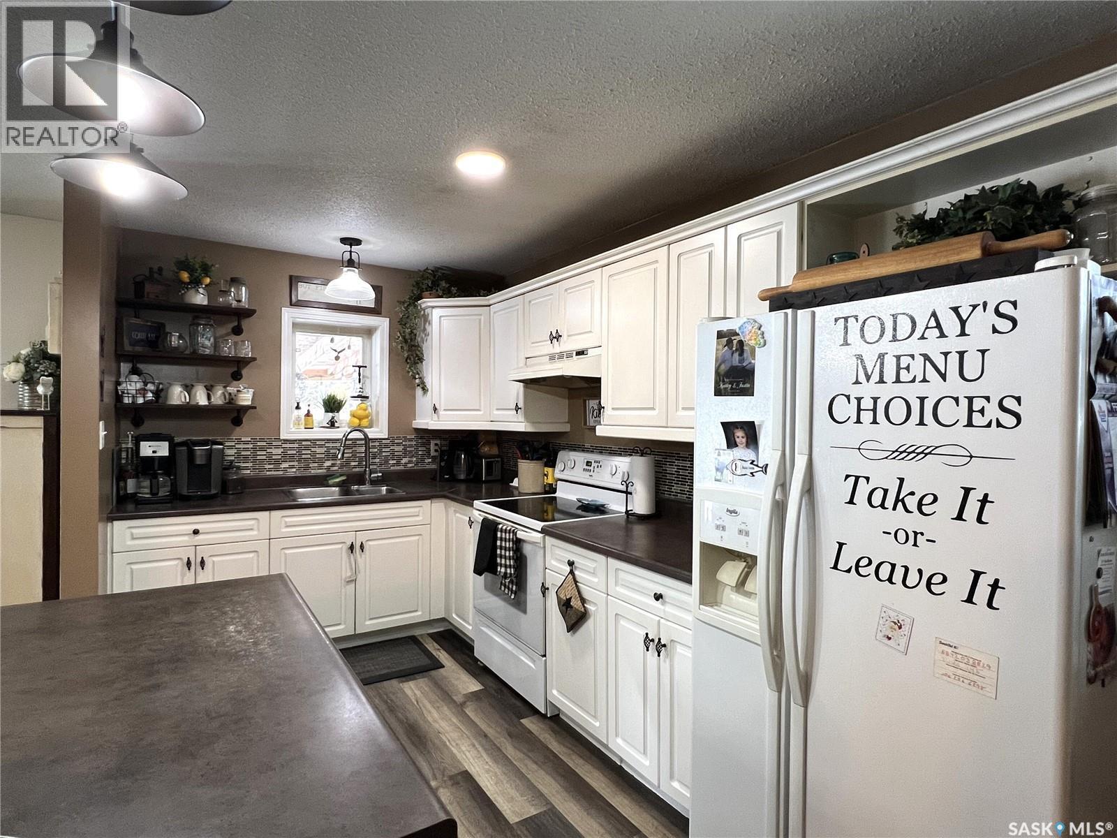 113 2Nd Avenue Se, Dorintosh, SK - Indoor Photo Showing Kitchen