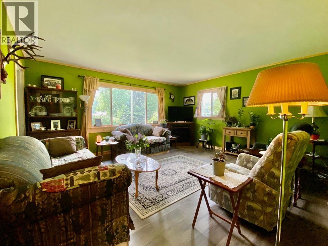 435 Webber Road, Clearwater, BC - Indoor Photo Showing Living Room