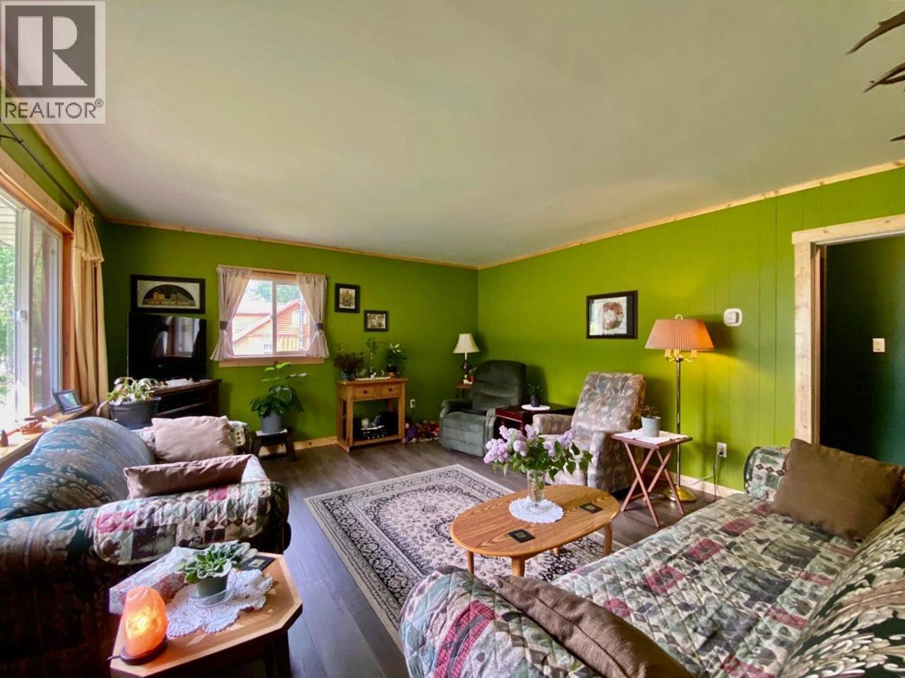 435 Webber Road, Clearwater, BC - Indoor Photo Showing Living Room