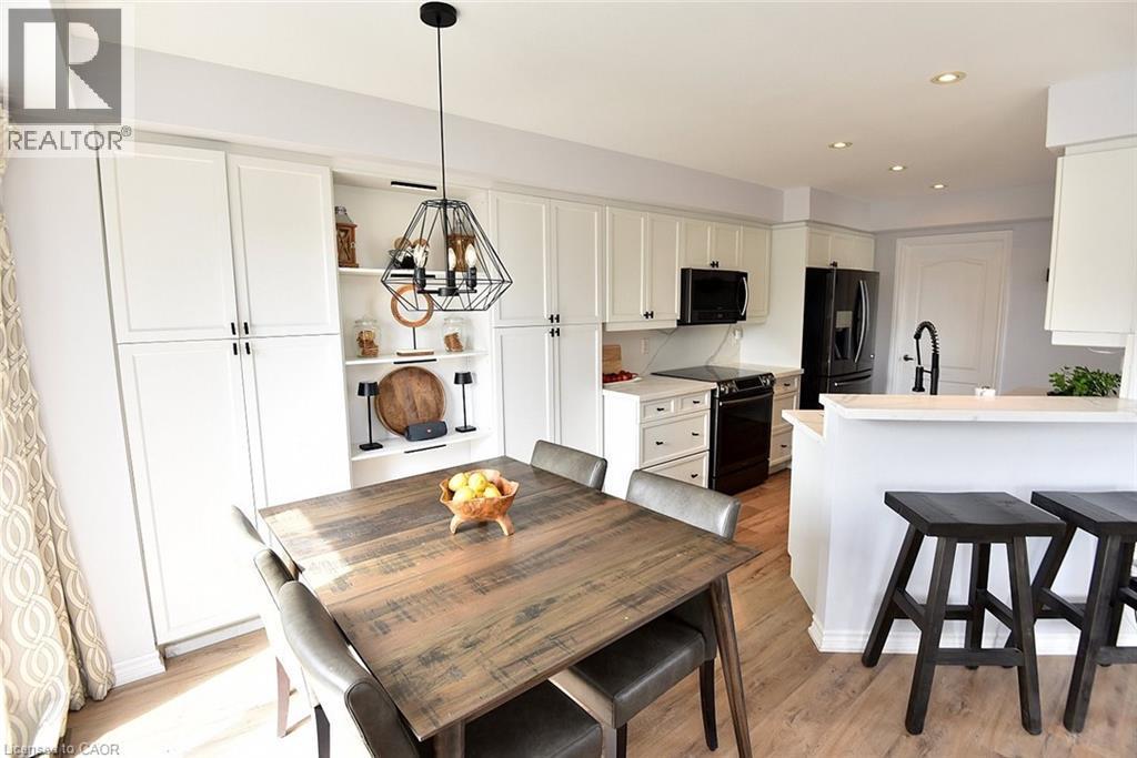 39 Panabaker Drive Unit# 7, Ancaster, ON - Indoor Photo Showing Dining Room