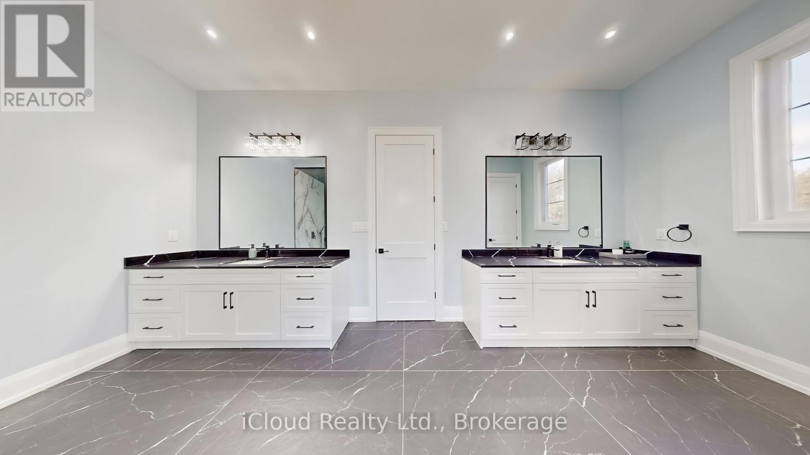 Master Bed room's Washroom - 1200 Conservation Road, Milton, ON - Indoor Photo Showing Bathroom
