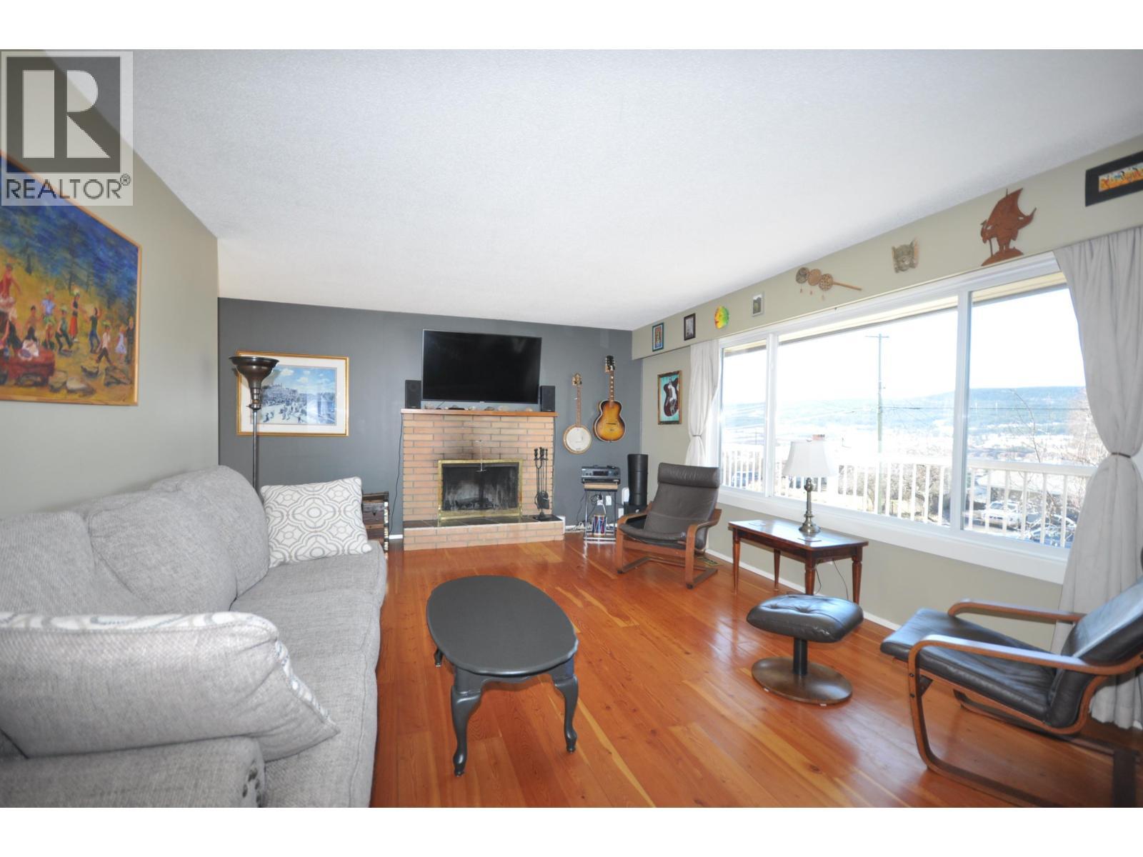 342 Clearview Crescent, Williams Lake, BC - Indoor Photo Showing Living Room With Fireplace