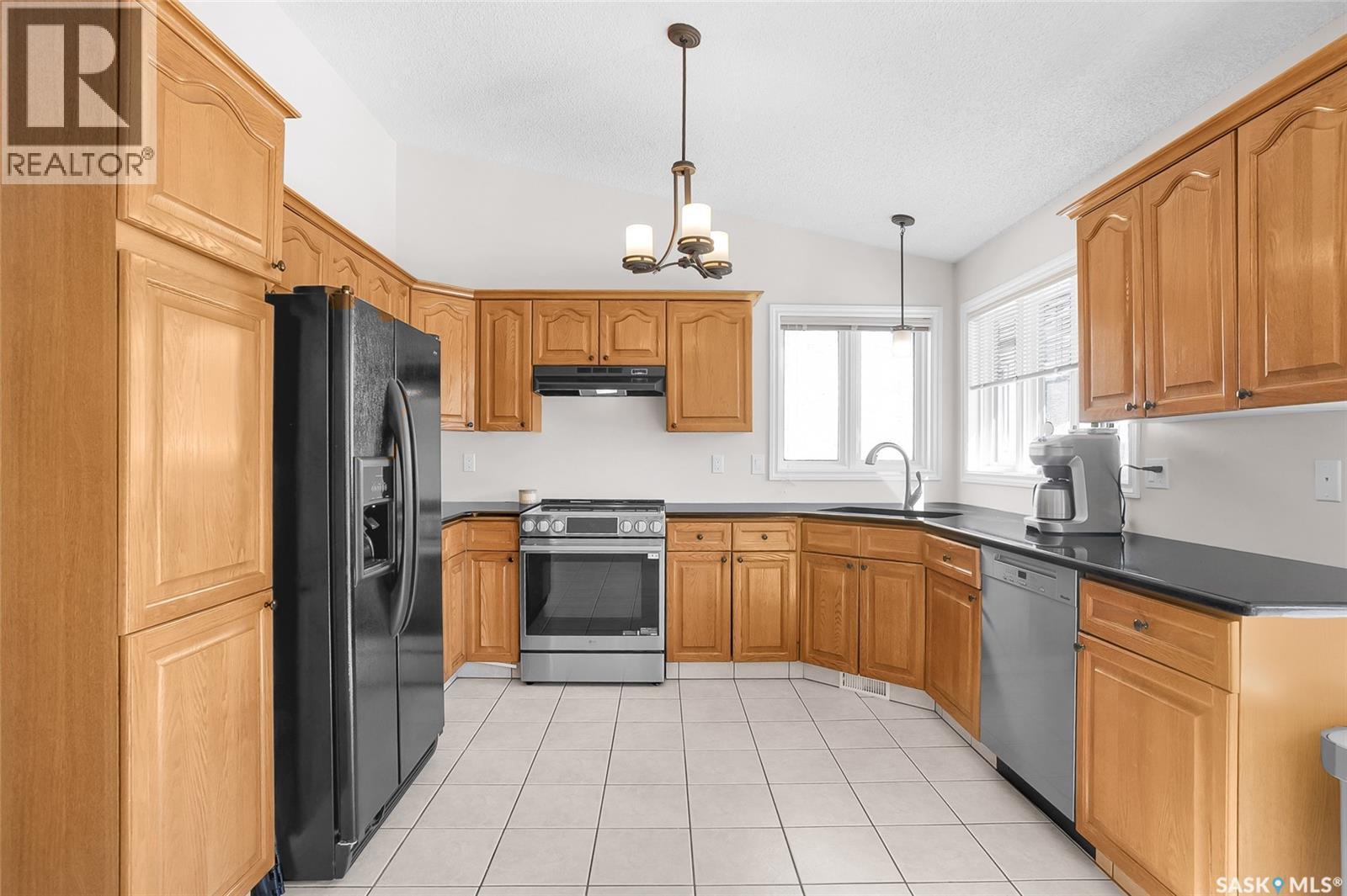 1022 Hurley Way, Saskatoon, SK - Indoor Photo Showing Kitchen