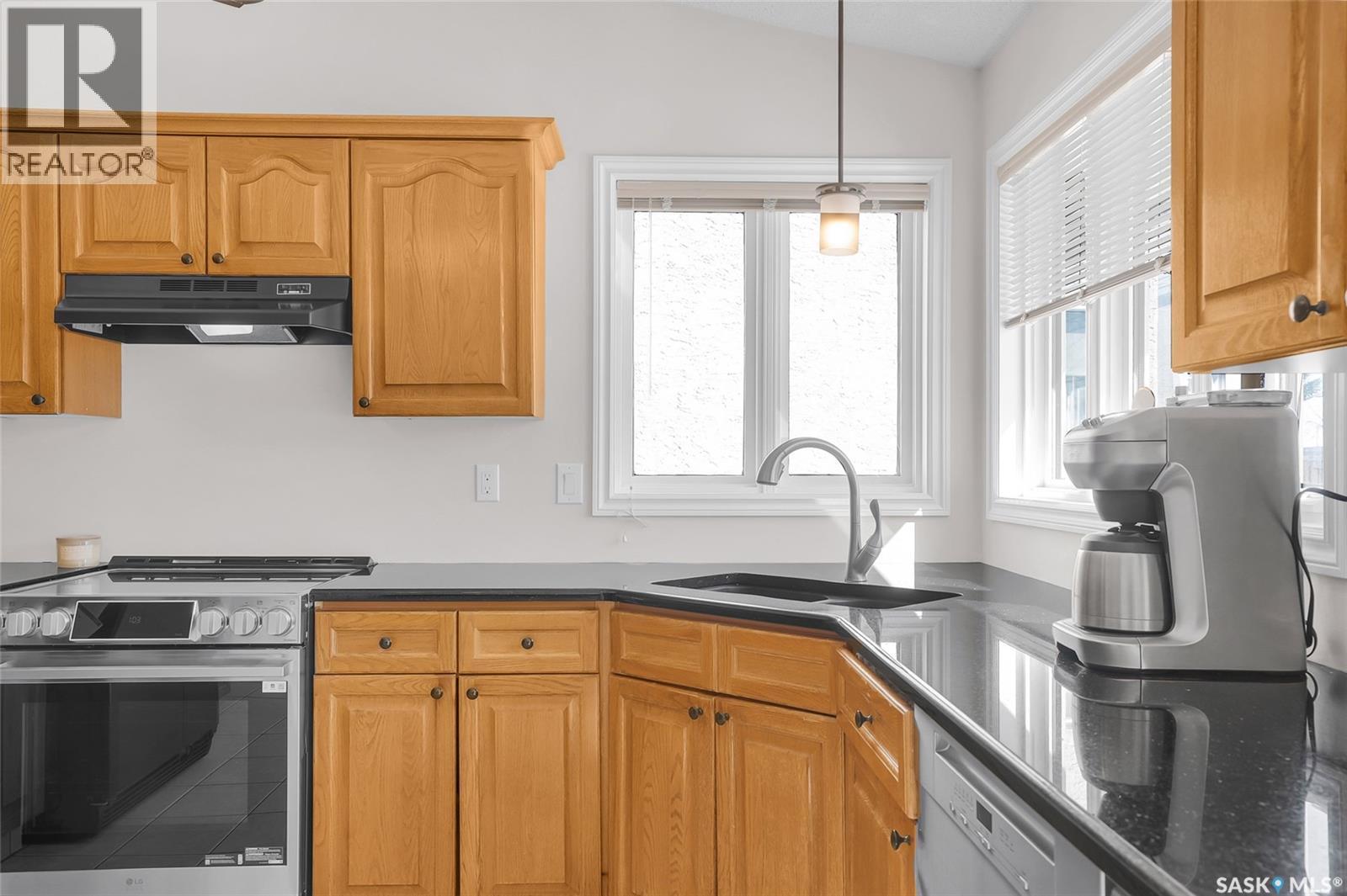 1022 Hurley Way, Saskatoon, SK - Indoor Photo Showing Kitchen