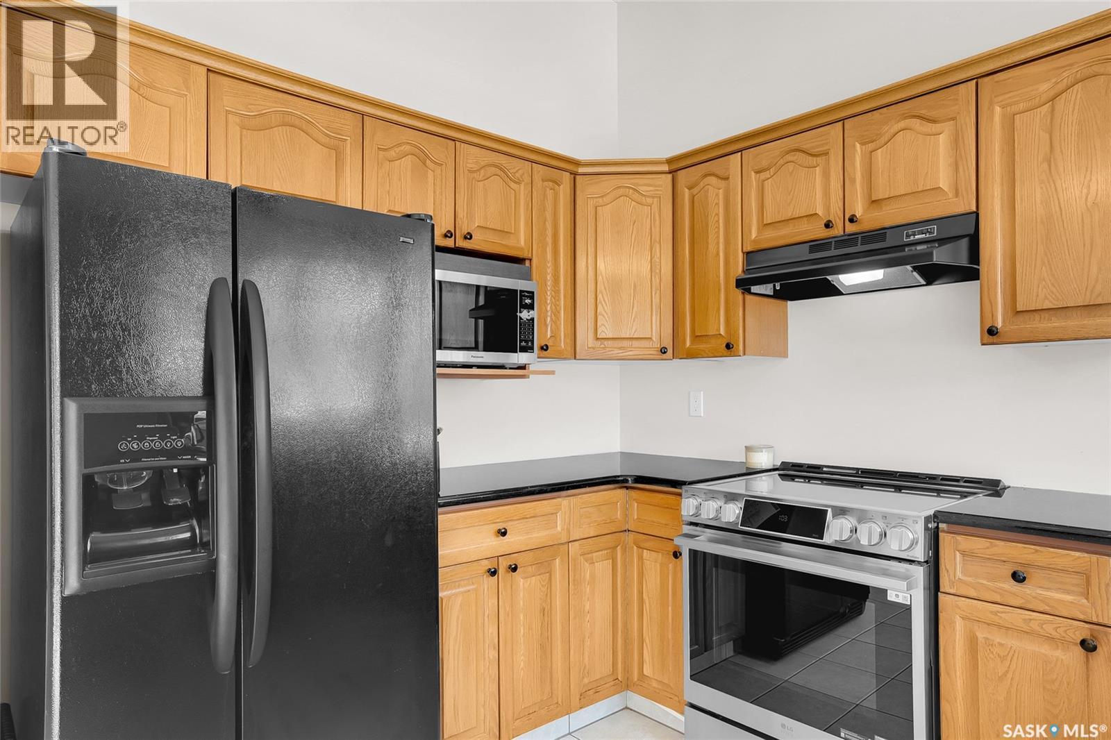 1022 Hurley Way, Saskatoon, SK - Indoor Photo Showing Kitchen
