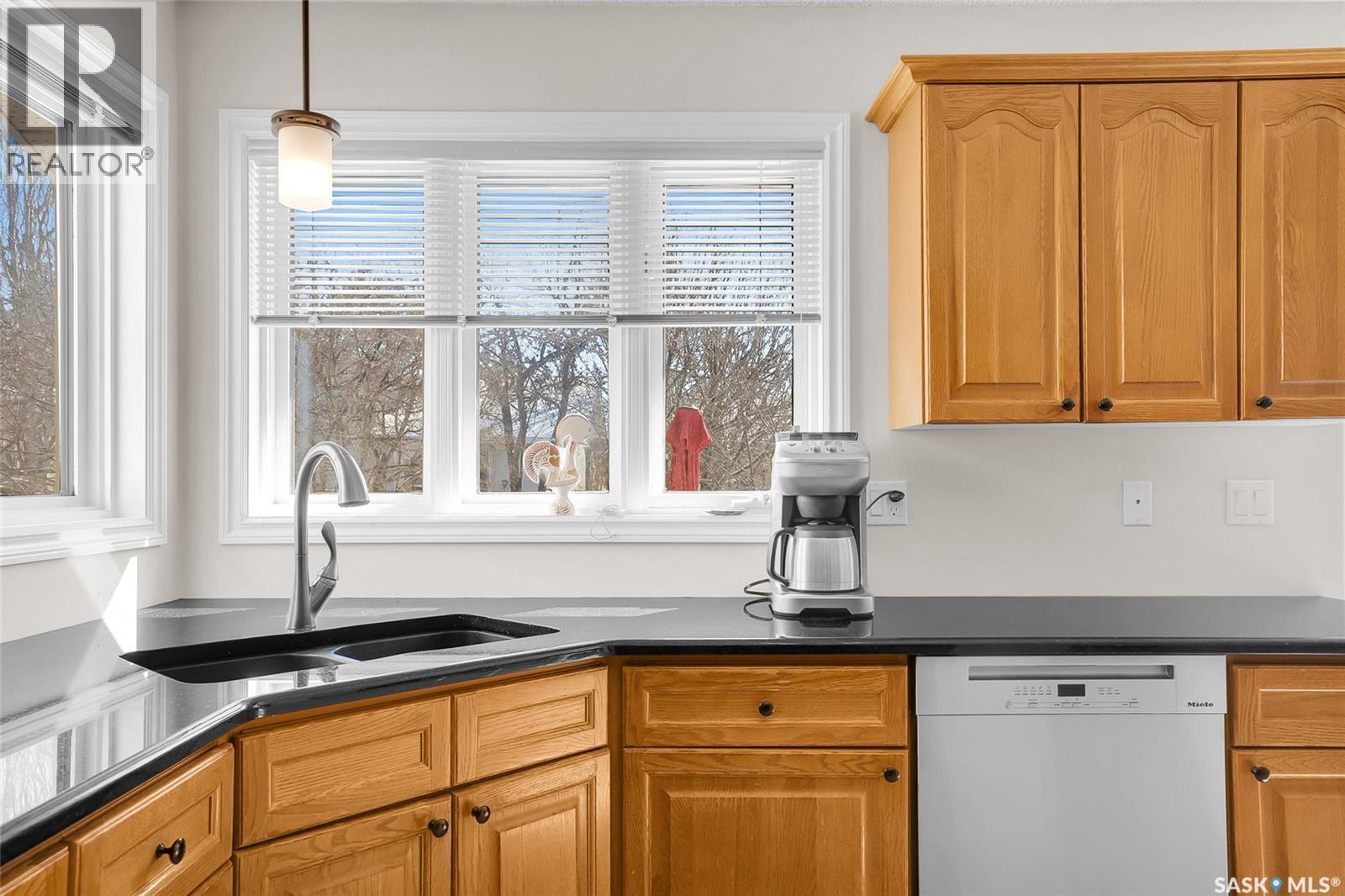 1022 Hurley Way, Saskatoon, SK - Indoor Photo Showing Kitchen With Double Sink