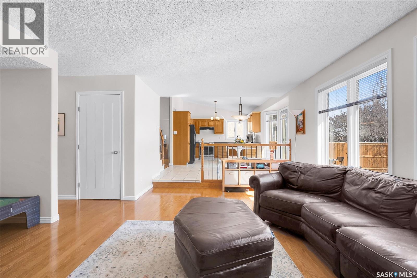 1022 Hurley Way, Saskatoon, SK - Indoor Photo Showing Living Room