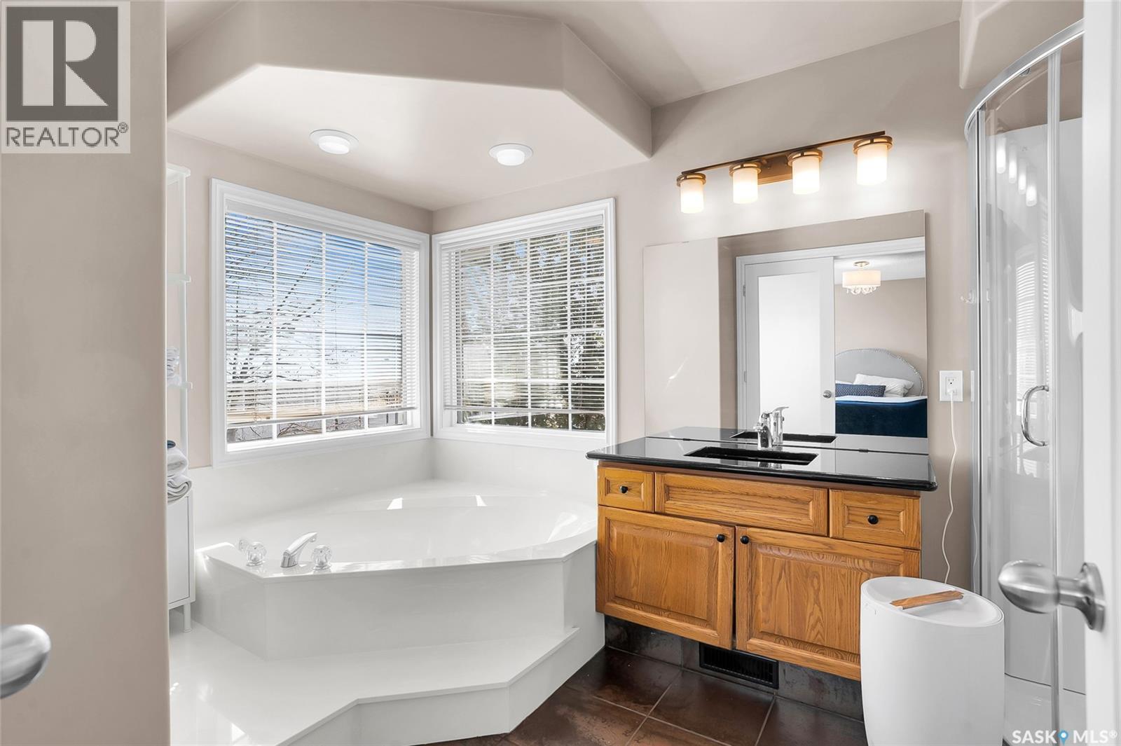 1022 Hurley Way, Saskatoon, SK - Indoor Photo Showing Bathroom