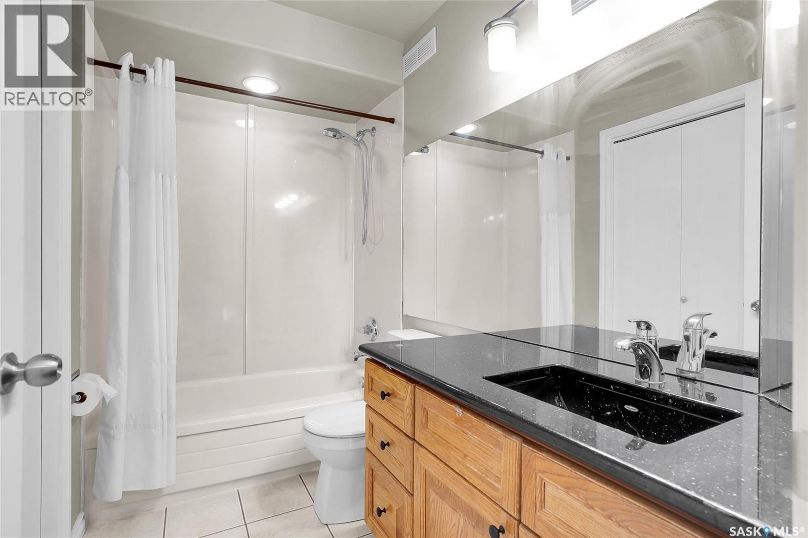 1022 Hurley Way, Saskatoon, SK - Indoor Photo Showing Bathroom