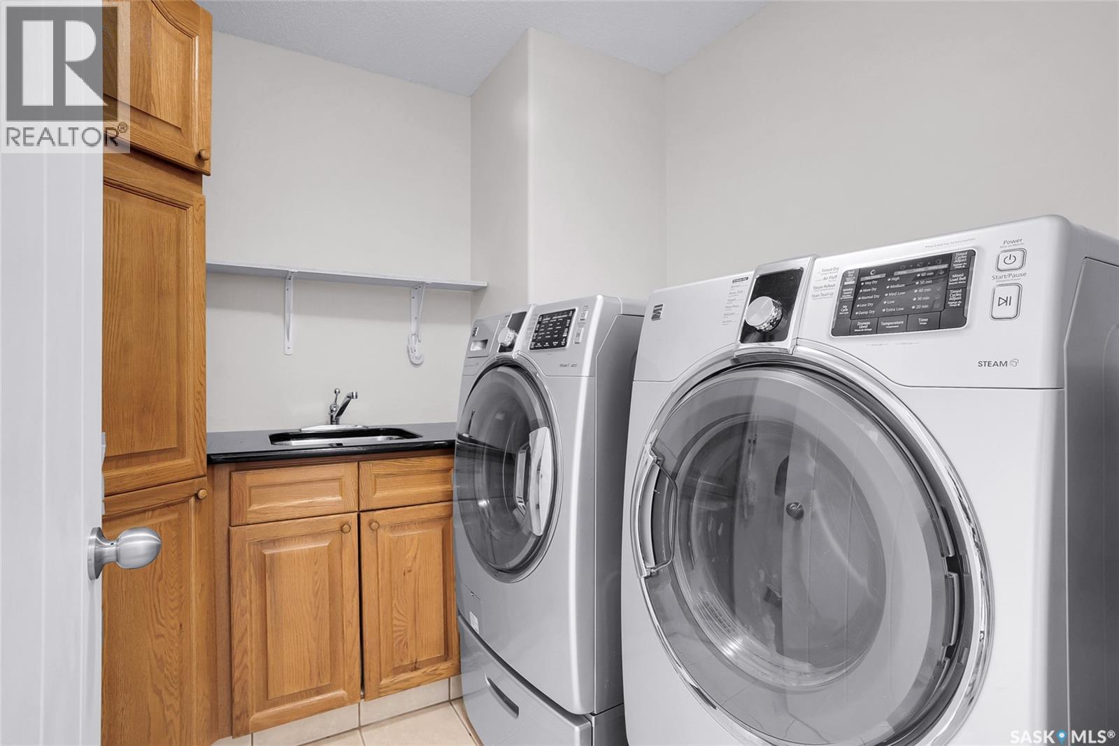 1022 Hurley Way, Saskatoon, SK - Indoor Photo Showing Laundry Room