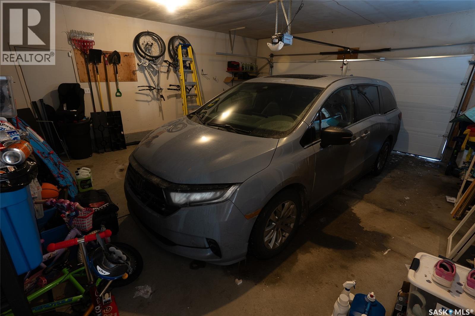 1022 Hurley Way, Saskatoon, SK - Indoor Photo Showing Garage