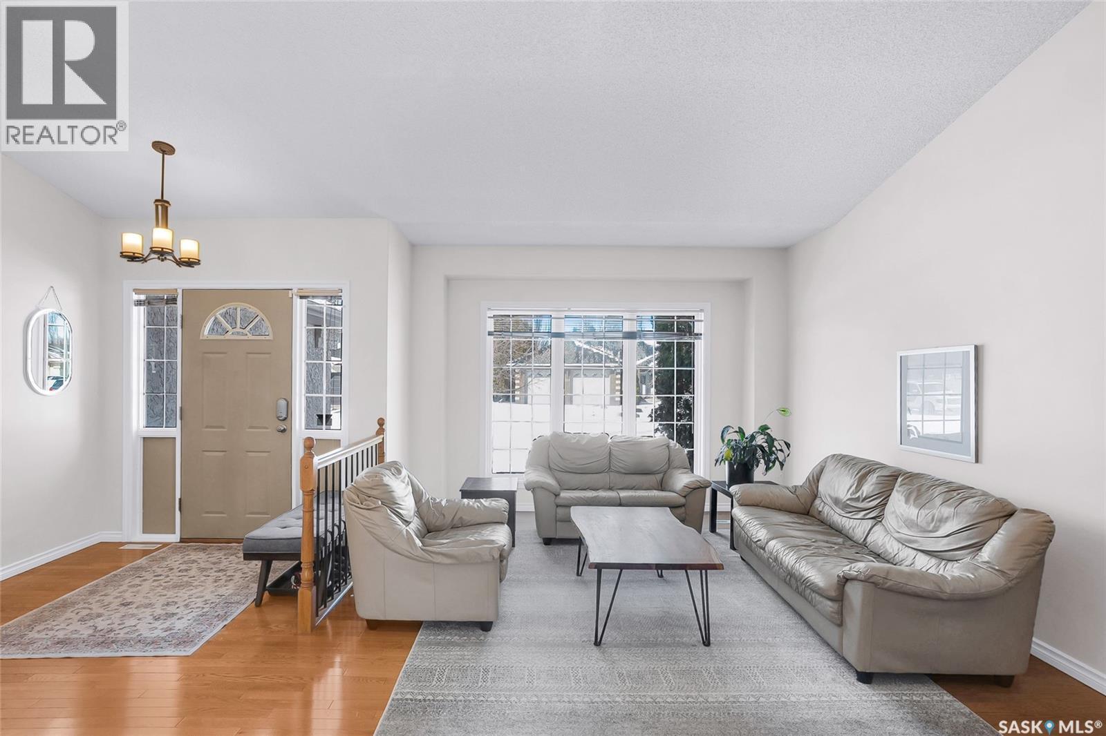 1022 Hurley Way, Saskatoon, SK - Indoor Photo Showing Living Room
