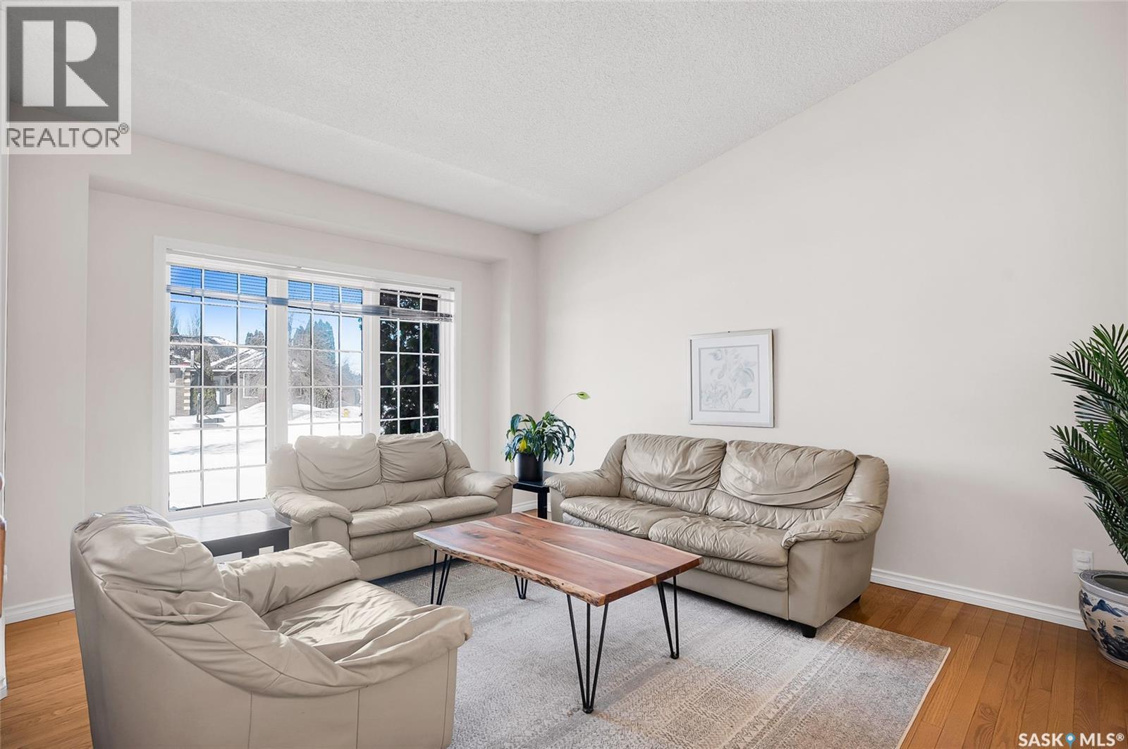 1022 Hurley Way, Saskatoon, SK - Indoor Photo Showing Living Room