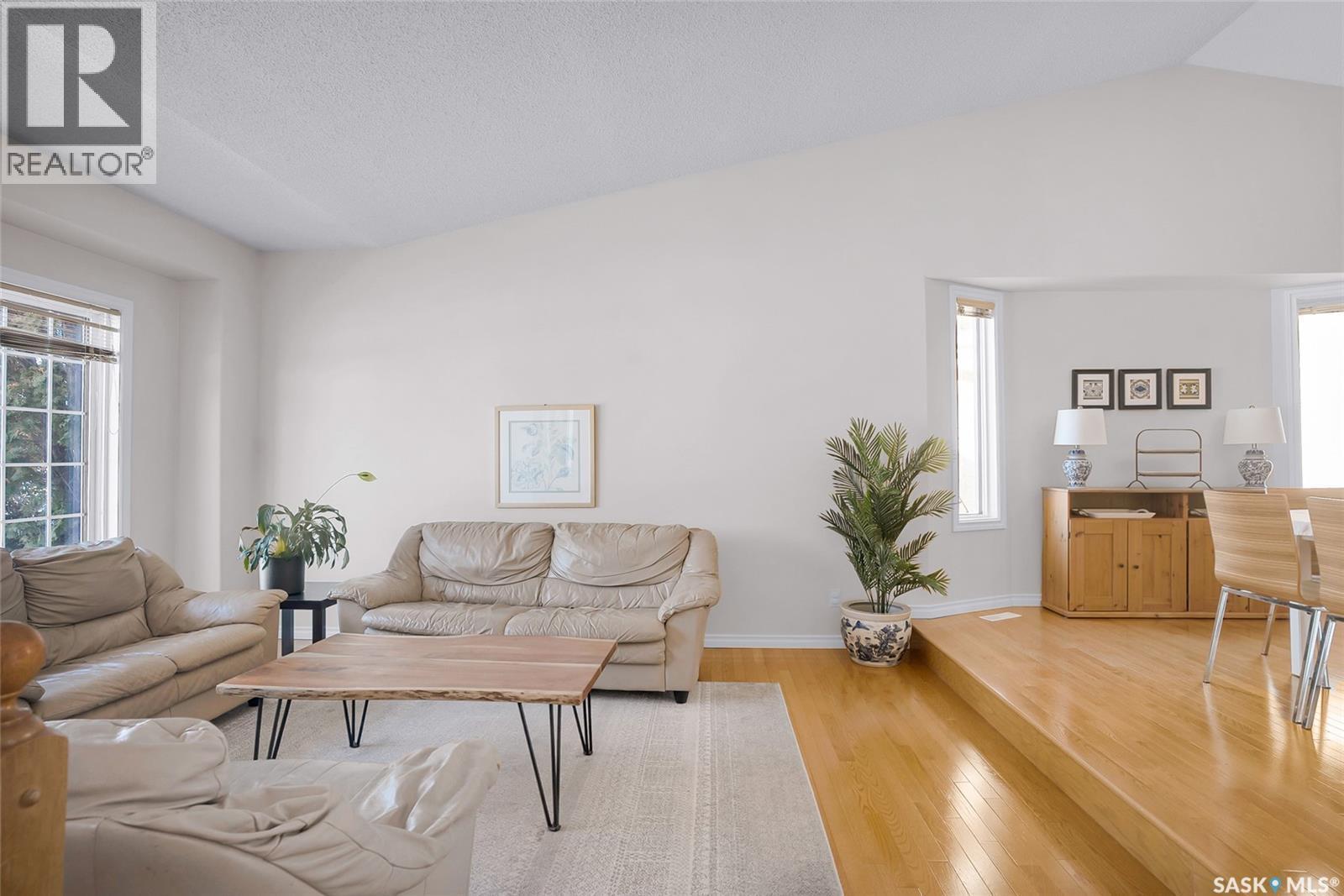 1022 Hurley Way, Saskatoon, SK - Indoor Photo Showing Living Room