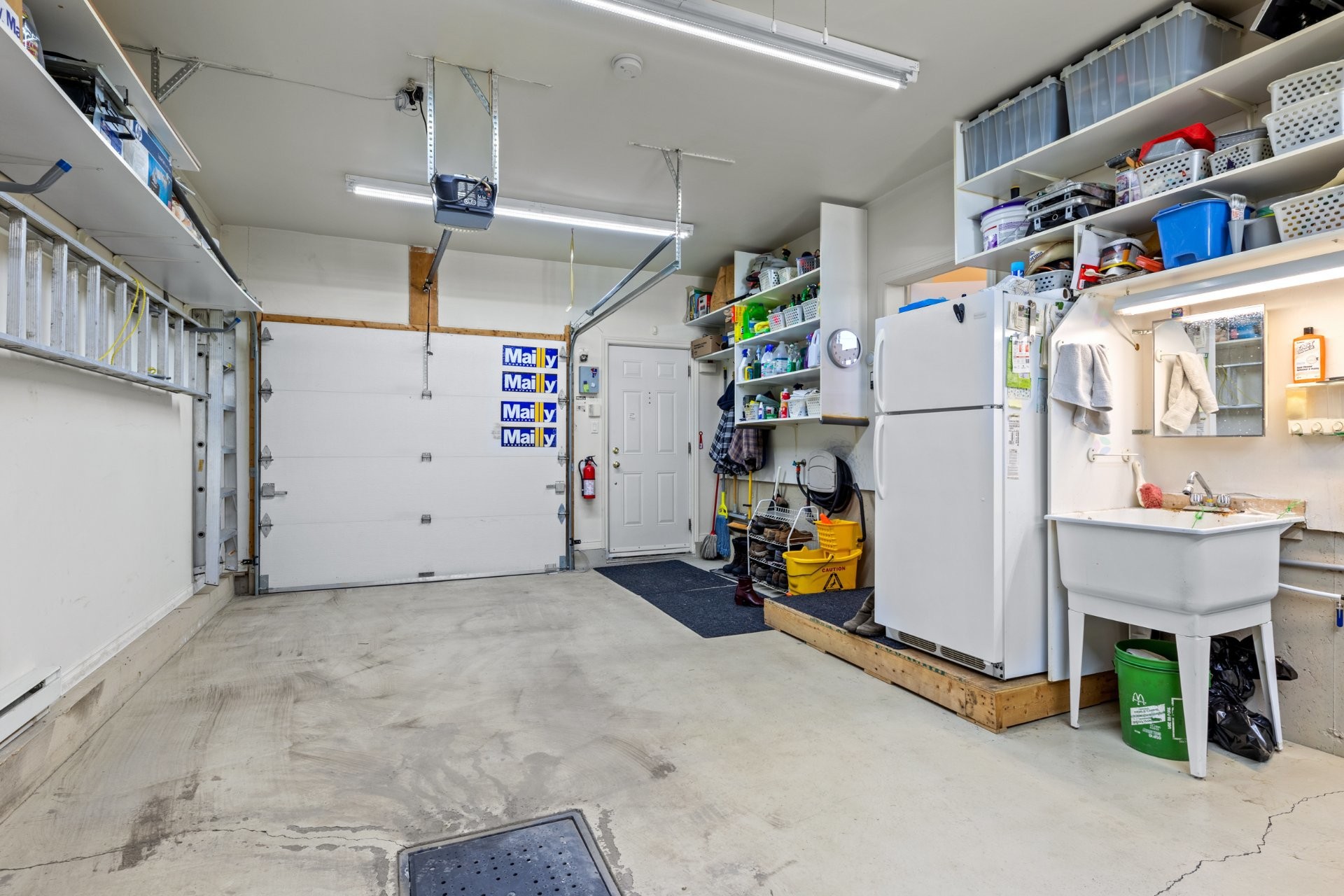 Garage - 457 Rue Du Mimosa, Saint-Amable, QC - Indoor Photo Showing Garage