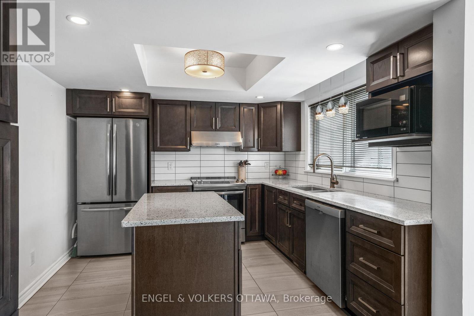 17 Hunterswood Crescent, Ottawa, ON - Indoor Photo Showing Kitchen With Stainless Steel Kitchen With Upgraded Kitchen