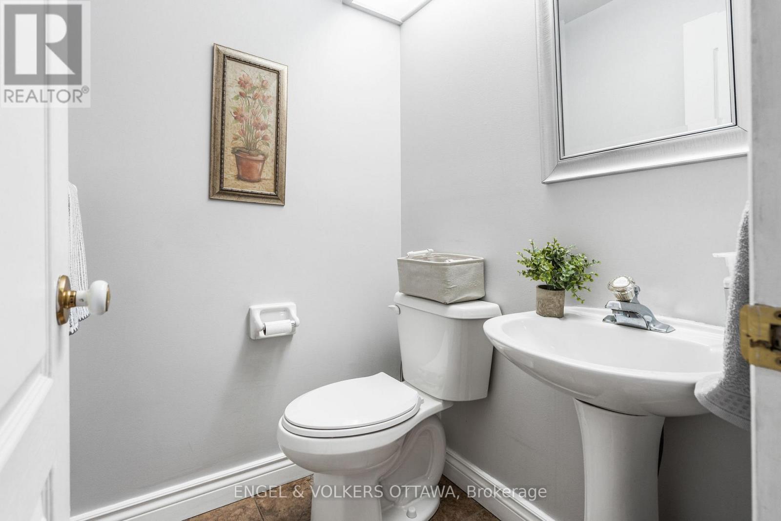 17 Hunterswood Crescent, Ottawa, ON - Indoor Photo Showing Bathroom