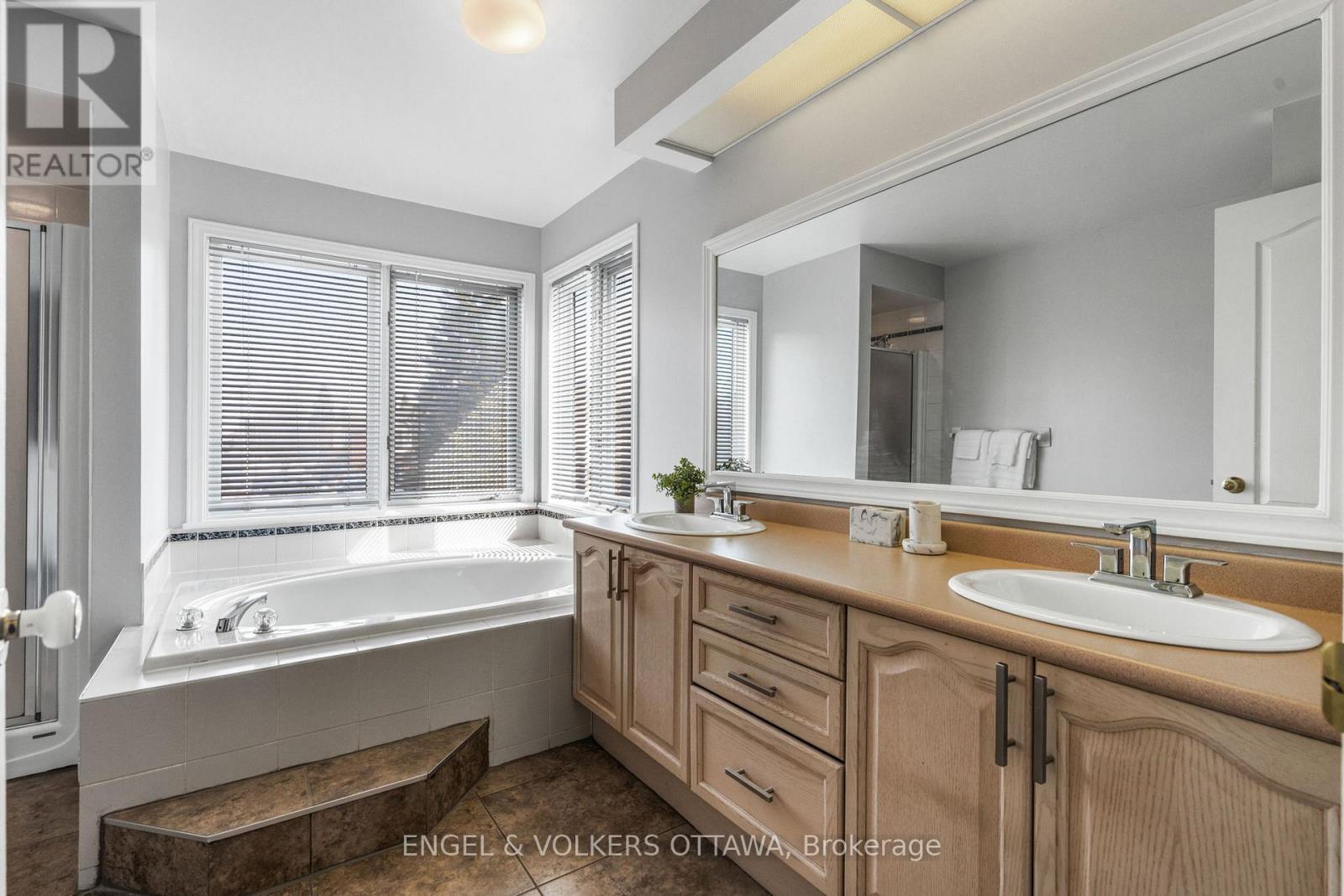 17 Hunterswood Crescent, Ottawa, ON - Indoor Photo Showing Bathroom