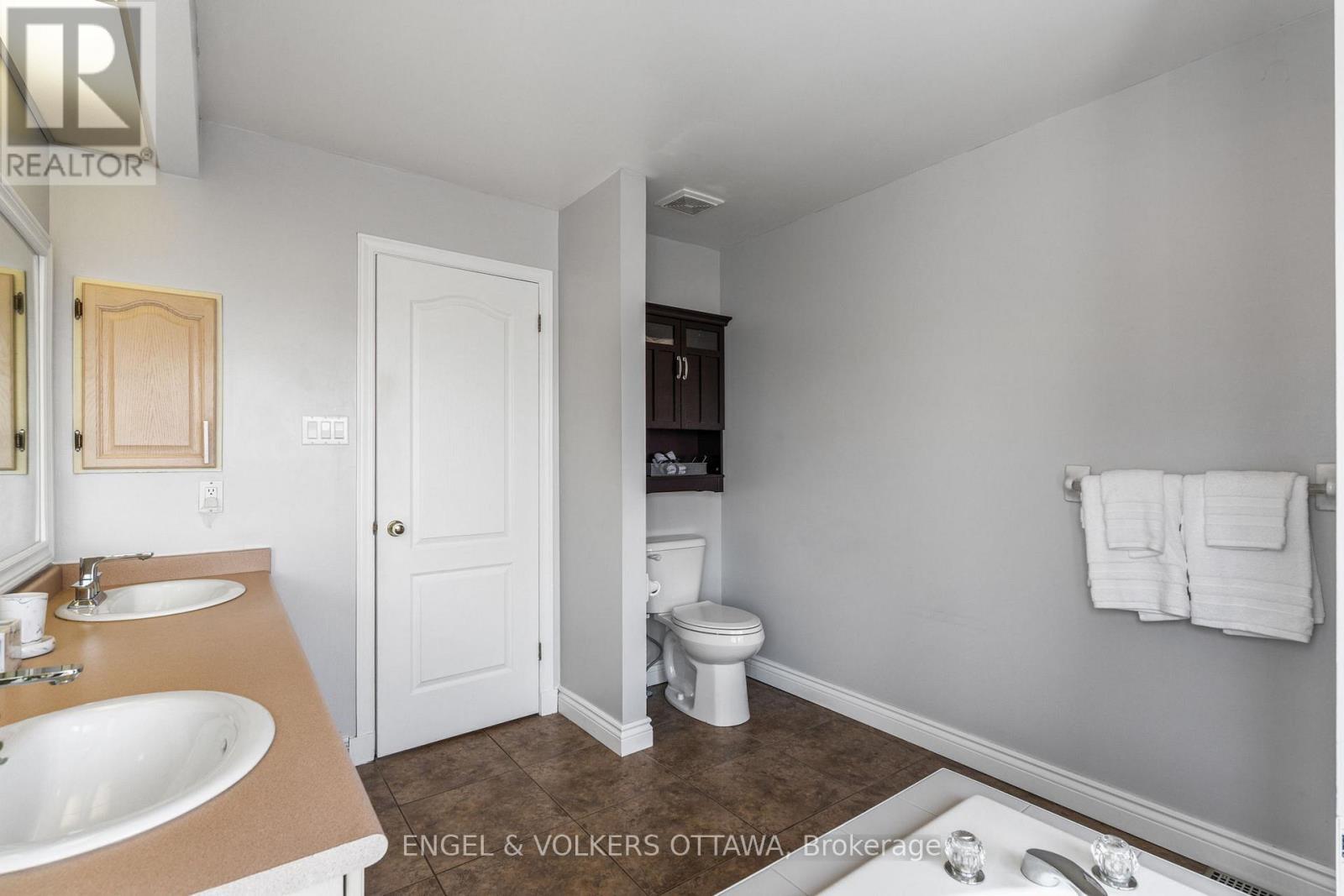 17 Hunterswood Crescent, Ottawa, ON - Indoor Photo Showing Bathroom