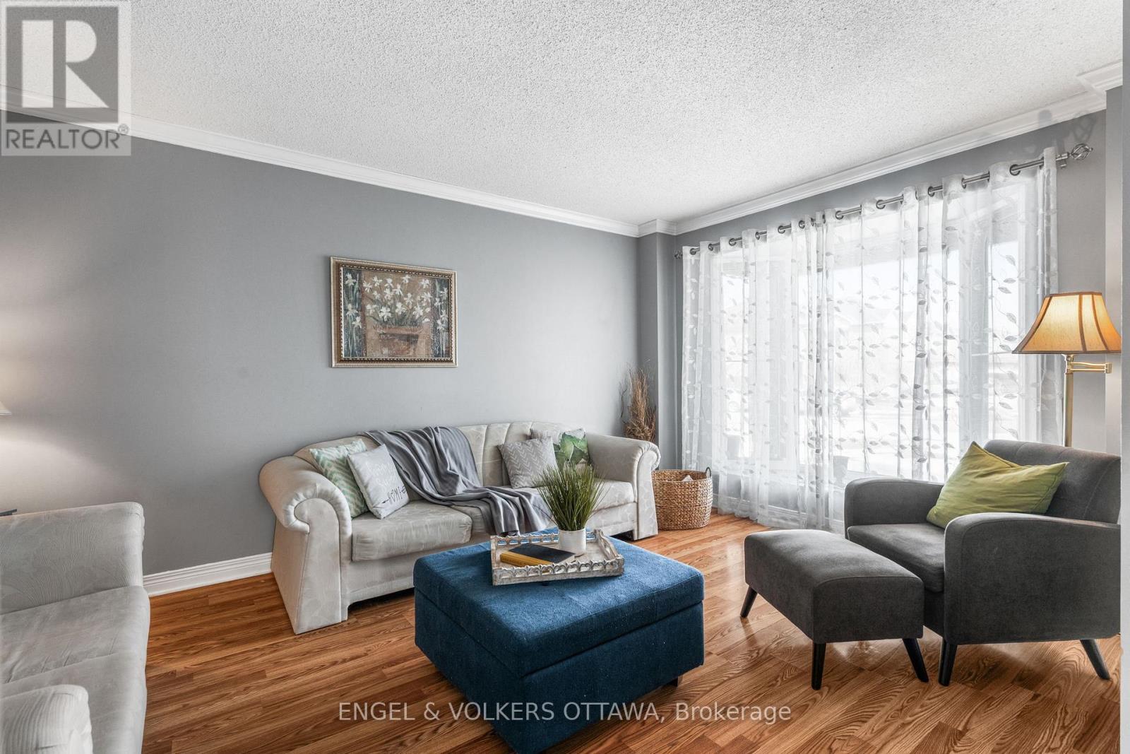 17 Hunterswood Crescent, Ottawa, ON - Indoor Photo Showing Living Room