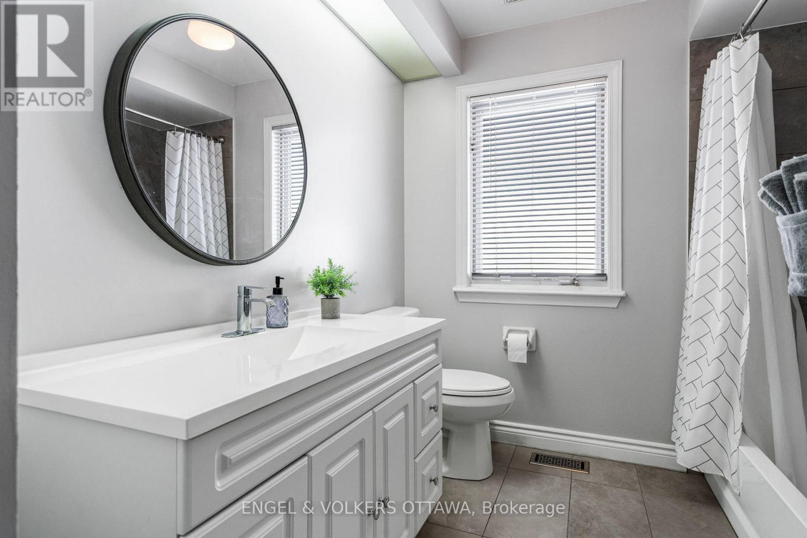 17 Hunterswood Crescent, Ottawa, ON - Indoor Photo Showing Bathroom