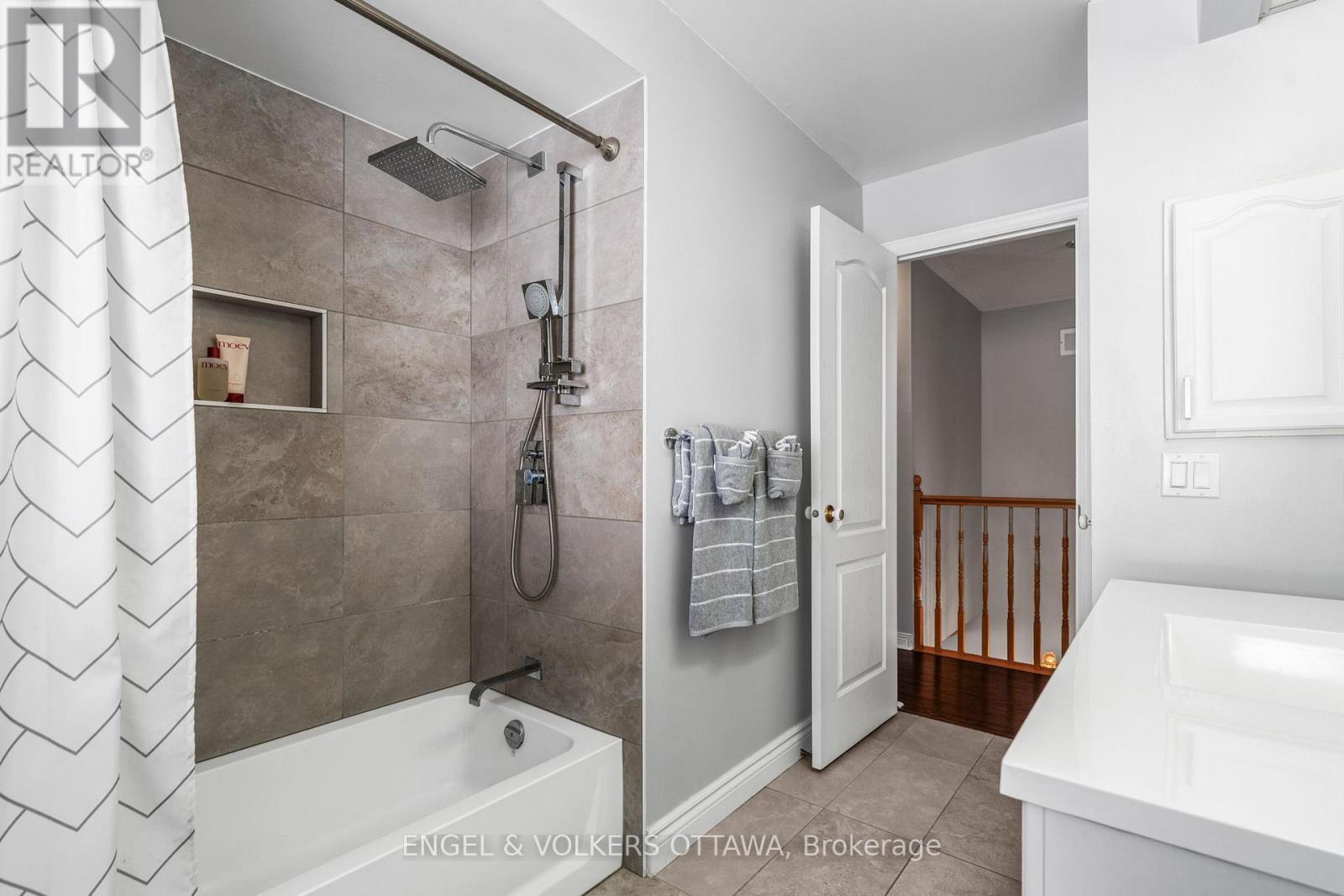 17 Hunterswood Crescent, Ottawa, ON - Indoor Photo Showing Bathroom