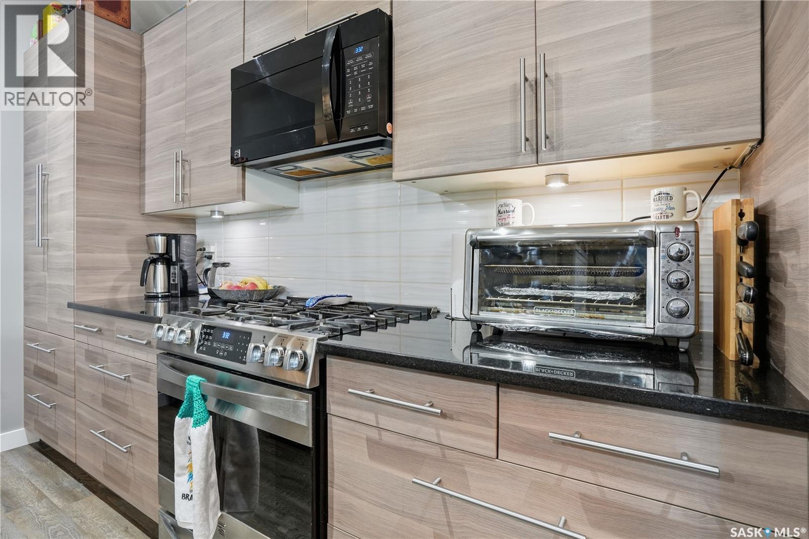 4202 Green Olive Way E, Regina, SK - Indoor Photo Showing Kitchen With Upgraded Kitchen