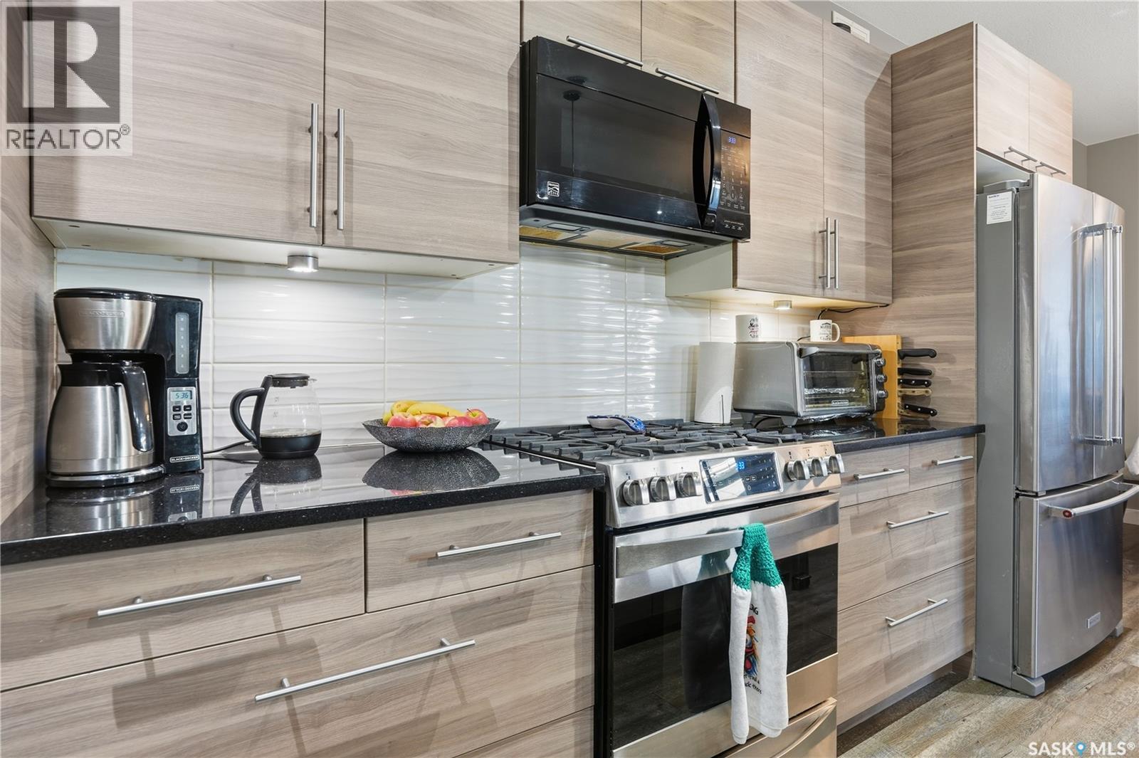 4202 Green Olive Way E, Regina, SK - Indoor Photo Showing Kitchen With Upgraded Kitchen