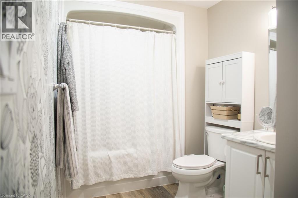 992 Windham Centre Road Unit# 4, Windham Centre, ON - Indoor Photo Showing Bathroom