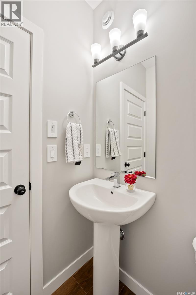 10 Vancouver Crescent, Pilot Butte, SK - Indoor Photo Showing Bathroom