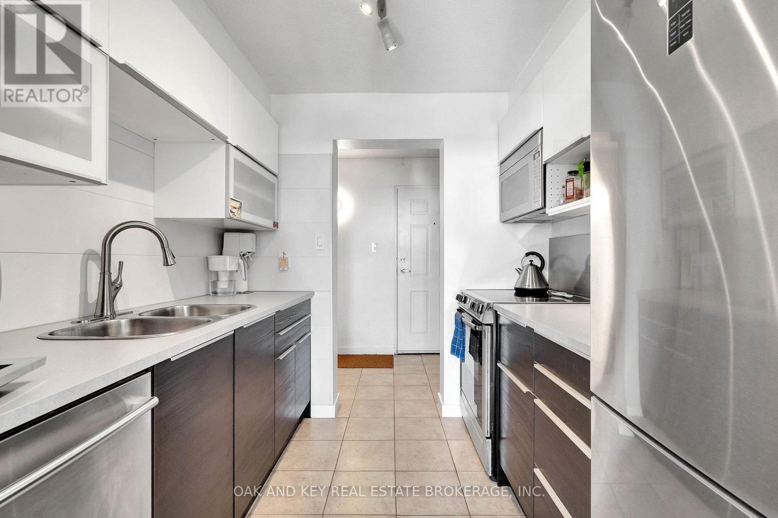 1805 - 323 Colborne Street, London East (East K), ON - Indoor Photo Showing Kitchen With Double Sink