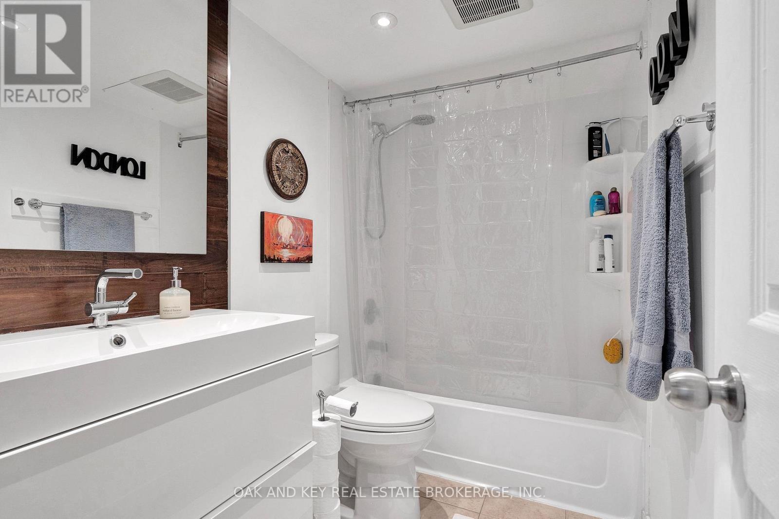4pc bath - 1805 - 323 Colborne Street, London East (East K), ON - Indoor Photo Showing Bathroom