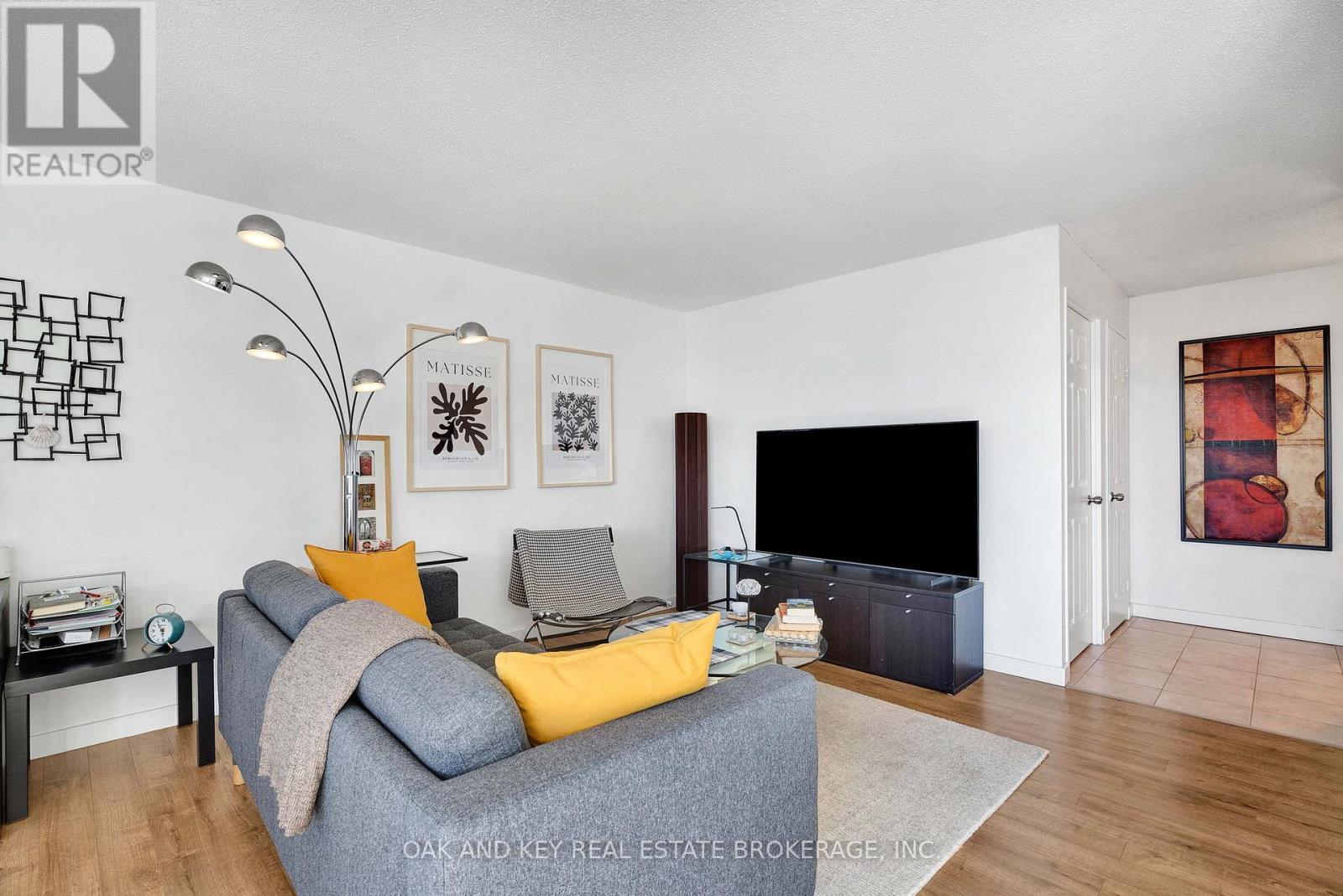 1805 - 323 Colborne Street, London East (East K), ON - Indoor Photo Showing Living Room