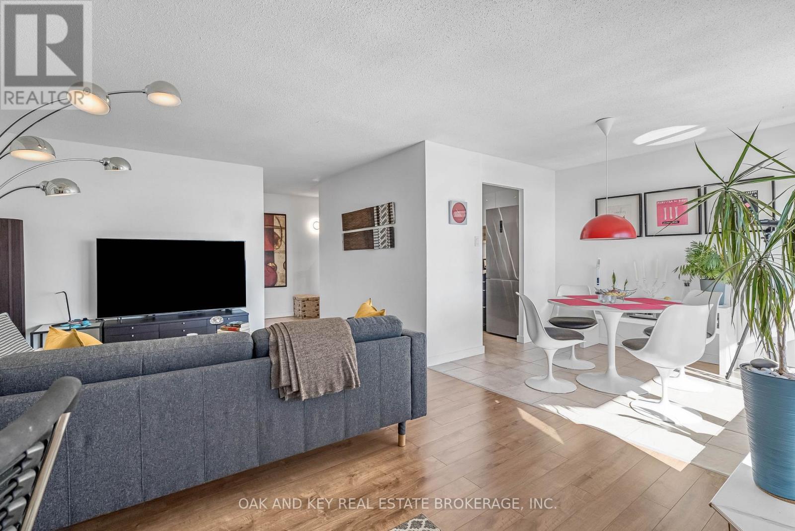 1805 - 323 Colborne Street, London East (East K), ON - Indoor Photo Showing Living Room