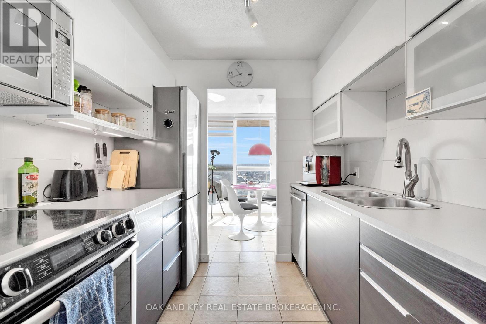 1805 - 323 Colborne Street, London East (East K), ON - Indoor Photo Showing Kitchen With Double Sink