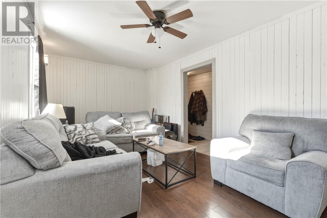 9 Second Avenue, Levack, ON - Indoor Photo Showing Living Room