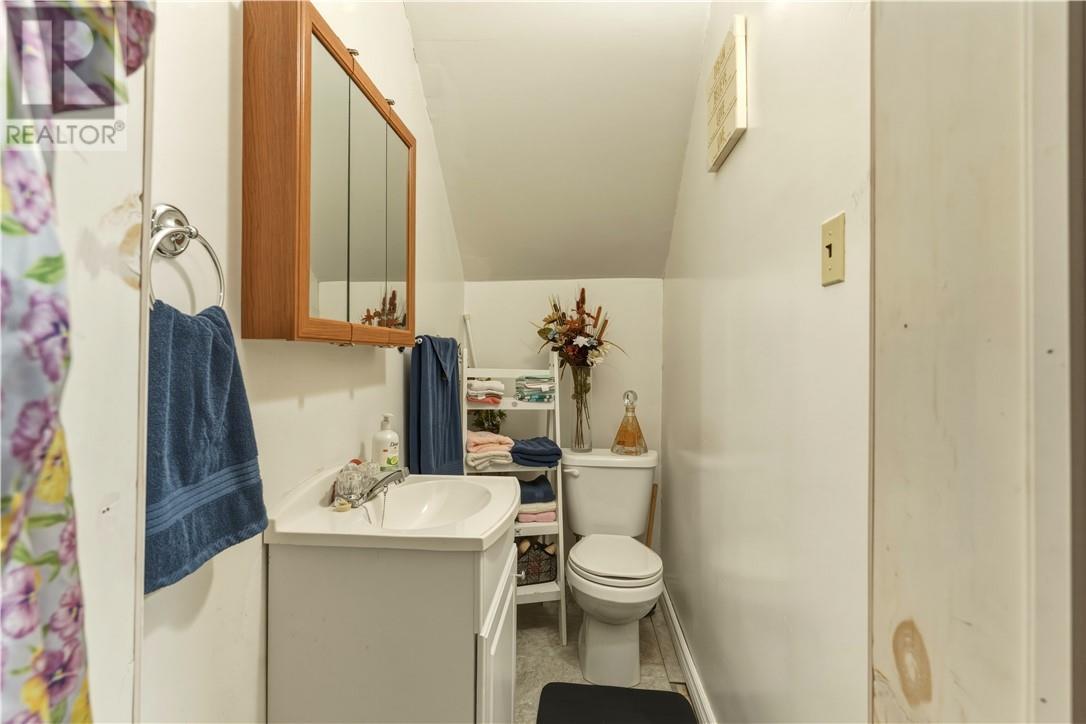 9 Second Avenue, Levack, ON - Indoor Photo Showing Bathroom
