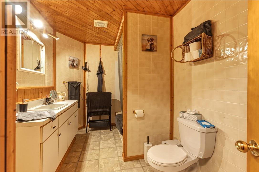 9 Second Avenue, Levack, ON - Indoor Photo Showing Bathroom