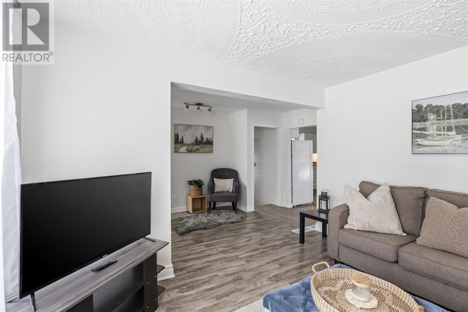 298 Hampton Rd, Sault Ste. Marie, ON - Indoor Photo Showing Living Room