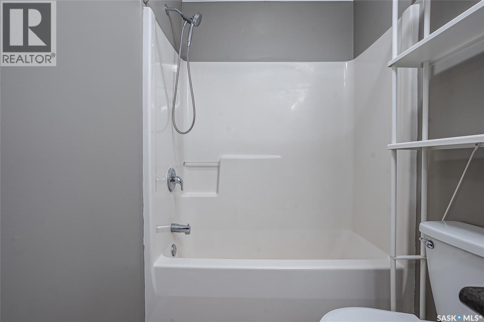210 275 Pringle Lane, Saskatoon, SK - Indoor Photo Showing Bathroom