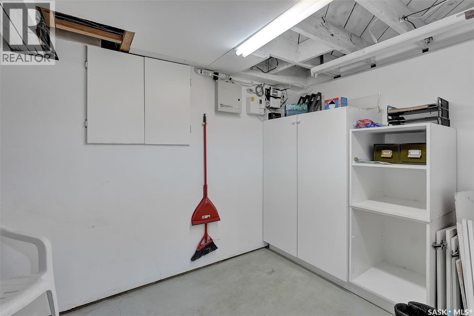 3230 13Th Avenue, Regina, SK - Indoor Photo Showing Garage