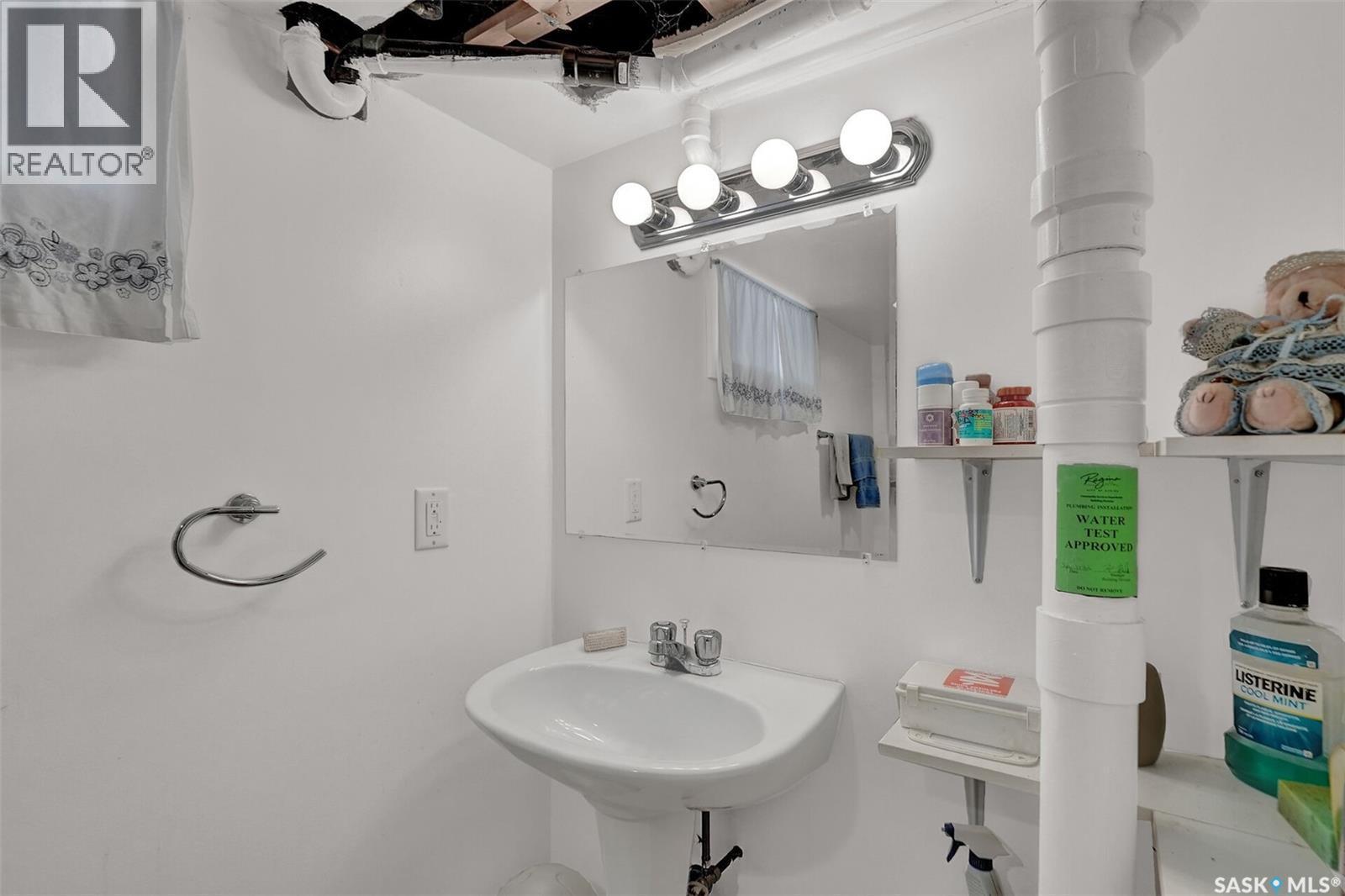 3230 13Th Avenue, Regina, SK - Indoor Photo Showing Bathroom