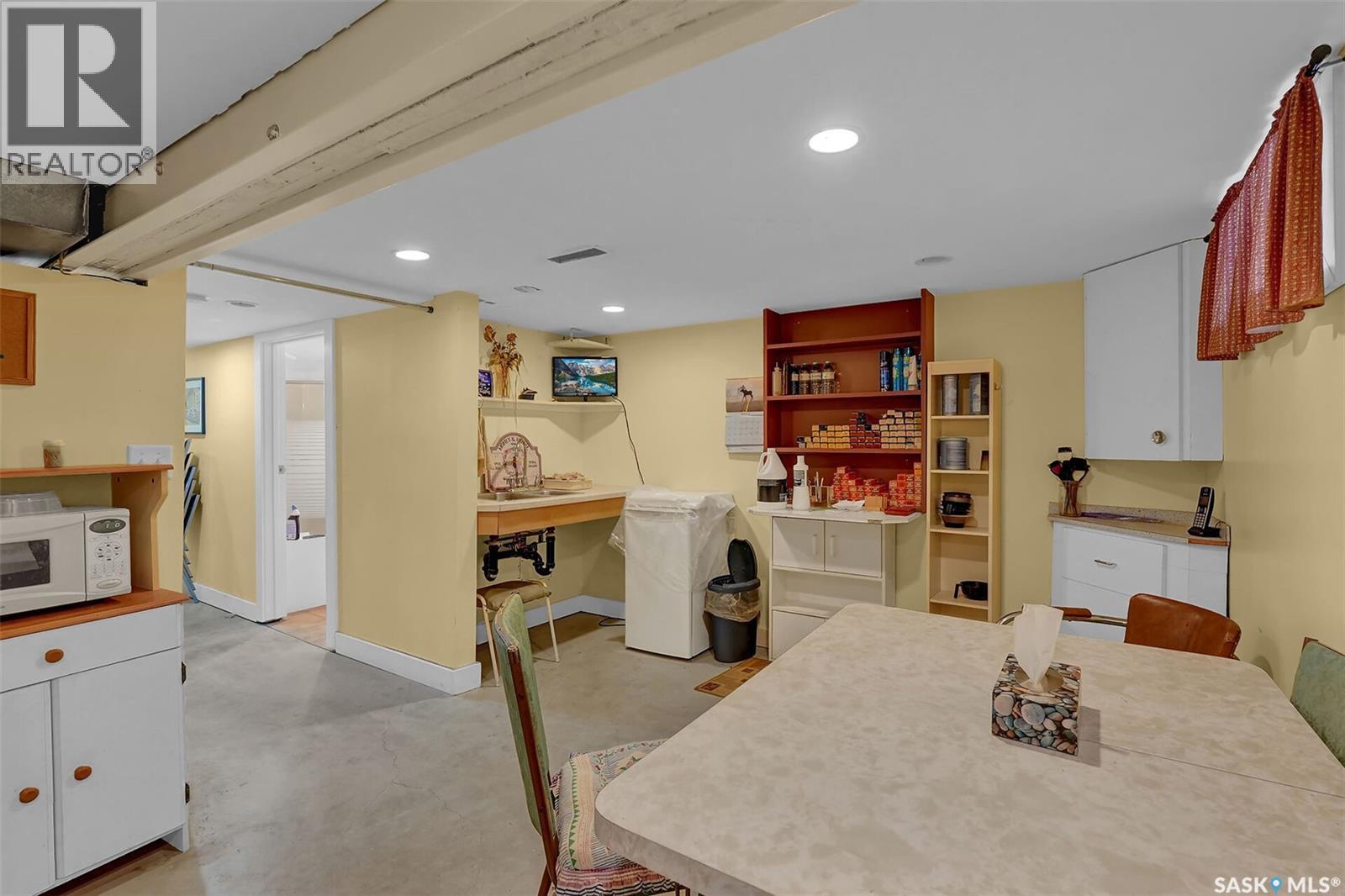 3230 13Th Avenue, Regina, SK - Indoor